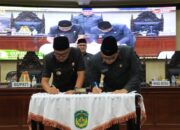 Bupati dan Ketua DPRD Lutim Teken Persetujuan Bersama Ranperda APBD 2024