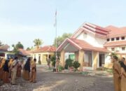 Camat Kalaena Pimpin Langsung Apel Pagi di Halama Kantor Kecamatan