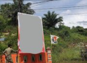 Satpol-PP Luwu Timur Bersama Panwascam Malili Tertibkan APK