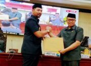 Wakil Bupati Serahkan RPJPD Lutim Ke DPRD Untuk Di Bahas