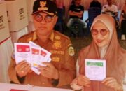 Bupati Budiman Bersama Istri Tunaikan Hak Suara di Pemilu 2024 di TPS 10 Jl. Bypass Bungker