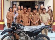 Serahkan Motor Dinas Baru, Ini Pesan Kades : Kinerja Kaur Kewilayahan Harus Maksimal