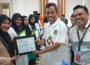 Gandeng Save The Children, Pemkab Lutim Serahkan Penghargaan Champion Award untuk 5 SD Negeri