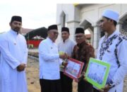Bupati dan Wabup Lutim Serahkan Berbagai Bantuan Saat Safari Ramadhan di Mangkutana