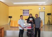 Kades Bahari Salurkan Langsung BLT DD pada 34 KPM