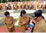 Usai Pimpin Apel Pagi, Bupati Lutim serahkan SK Pensiun untuk Tiga Belas orang ASN