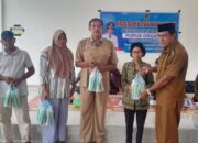 Kades Atue Salurkan Langsung Pupuk Organik Pada 135 KK