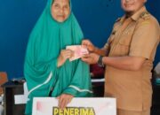 Pemdes Lestari Salurkan BLT DD pada 35 KPM