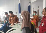 Melalui Komunitas Tangan Berbudi, Direktur RS I Lagaligo Secara Langsung Bagikan Nasi Box Pada Penunggu Pasien Ruang Rawat Inap