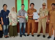 Pemdes Cendana Hitam Salurkan Rp 10 Juta untuk Bumdesma Tomoni Timur