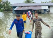 Satpol-PP Kabupaten Luwu Timur Evakuasi Korban Banjir di Kalaena Kiri