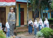Sekretaris Satpol PP Kabupaten Luwu Timur Bertindak Sebagai Pembina Upacara di SMK Negeri 1 Luwu Timur