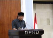 Di Desa Kanawatu, Ketua DPRD Lutim Sumbangkan 13 Tiang Listrik