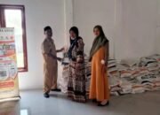 Ringankan Beban Masyarakat, Pemdes Lakawali Salurkan Bantuan Pangan Berupa Beras