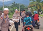 Personil Polsek Malili Serta Bhayangkara Ranting Malili Berbagi Takjil