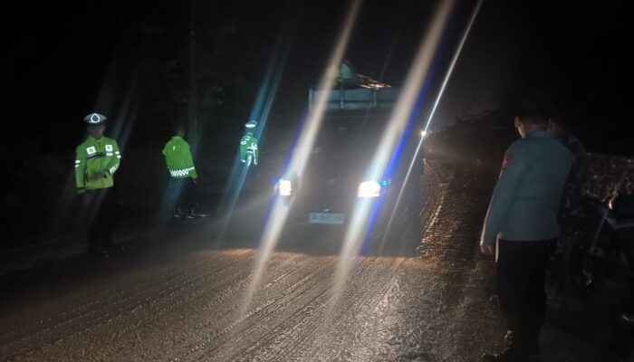 Longsor Di Trans Sulawesi, Polsek Mangkutana Kerahkan Alat Berat Milik PT SMS