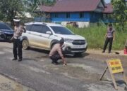 Lalulintas Polres Luwu Timur Turun Langsung Perbaiki Jalan Berlubang di Ussu
