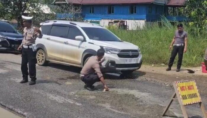 Lalulintas Polres Luwu Timur Turun Langsung Perbaiki Jalan Berlubang di Ussu
