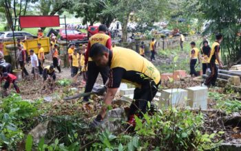 Jelang HUT Bhayangkara ke-79, Polres Luwu Timur Gelar Bakti Religi di TPU Secara Serentak