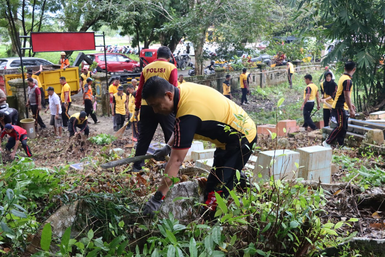 Jelang HUT Bhayangkara ke-79, Polres Luwu Timur Gelar Bakti Religi di TPU Secara Serentak