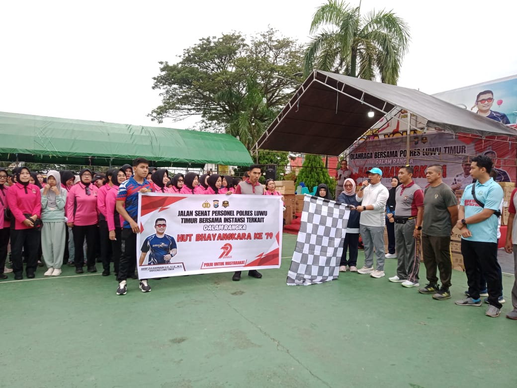 Semarak HUT Bhayangkara ke-79, Polres Luwu Timur Gelar Jalan Sehat Bareng Warga