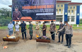 Kejari Luwu Timur Musnahkan Barang Bukti Narkoba dan Sajam, Total 48 Perkara