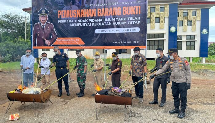 Kejari Luwu Timur Musnahkan Barang Bukti Narkoba dan Sajam, Total 48 Perkara