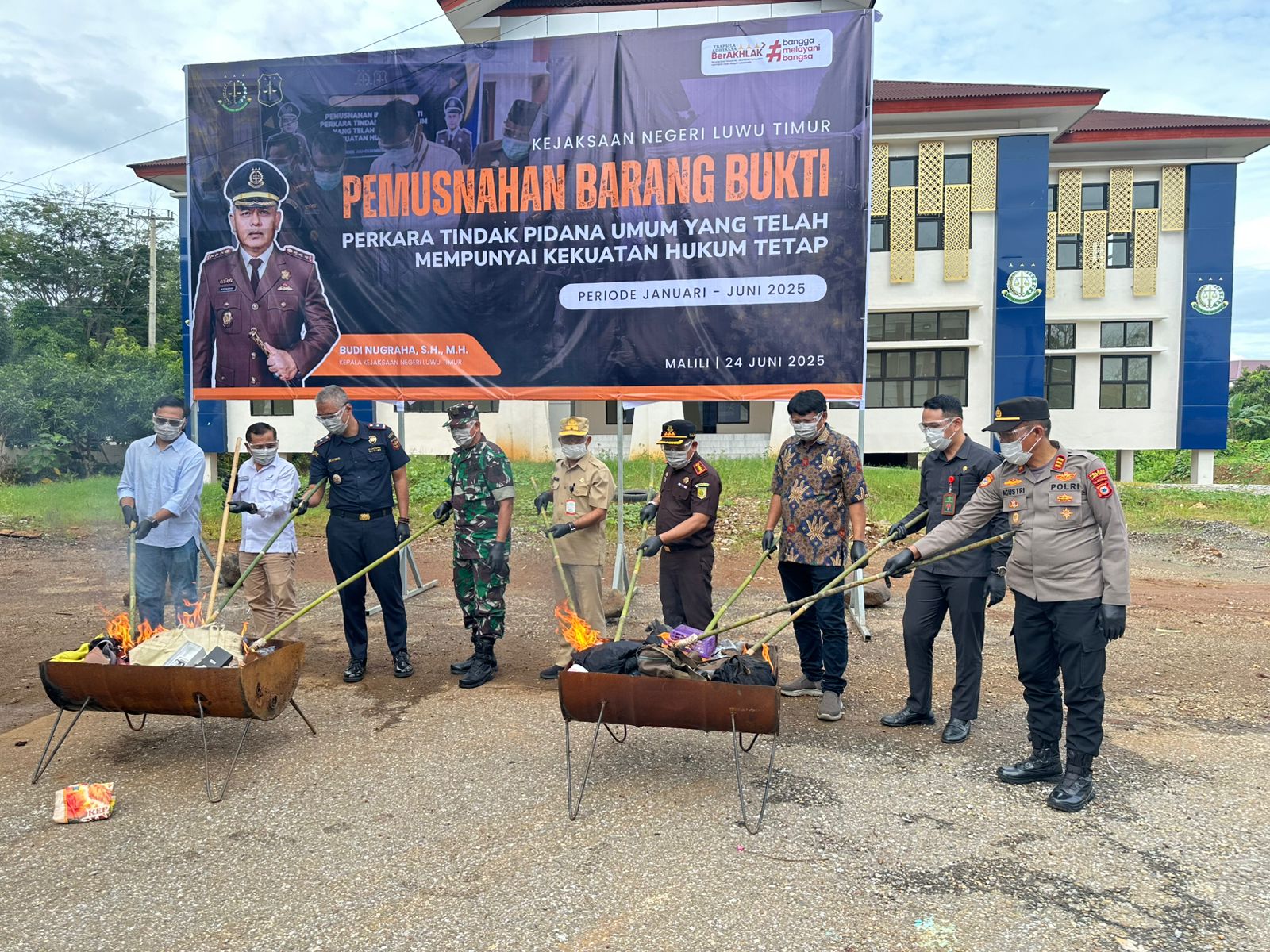 Kejari Luwu Timur Musnahkan Barang Bukti Narkoba dan Sajam, Total 48 Perkara