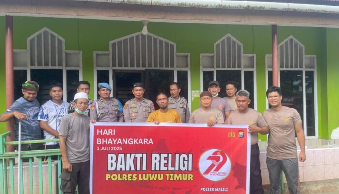 Polsek Malili dan Komunitas Bersih-Bersih Masjid Gelar Aksi Sosial Sambut Hari Bhayangkara ke-79