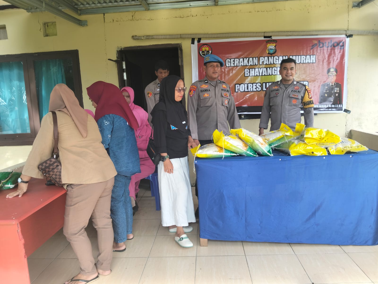 Gerakan Pangan Murah: Polsek Burau dan Bhayangkari Bantu Warga Dapatkan Beras Terjangkau