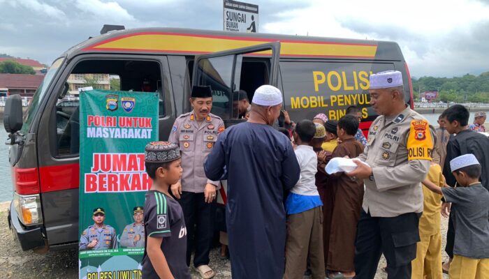 Usai Salat Jumat, Jamaah Masjid Baitul Rahman Dapat Kejutan Manis dari Polres Luwu Timur