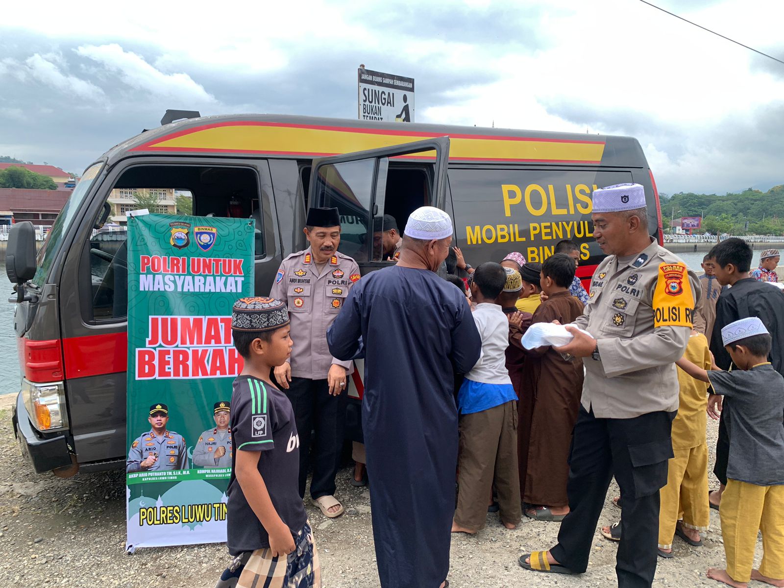 Usai Salat Jumat, Jamaah Masjid Baitul Rahman Dapat Kejutan Manis dari Polres Luwu Timur