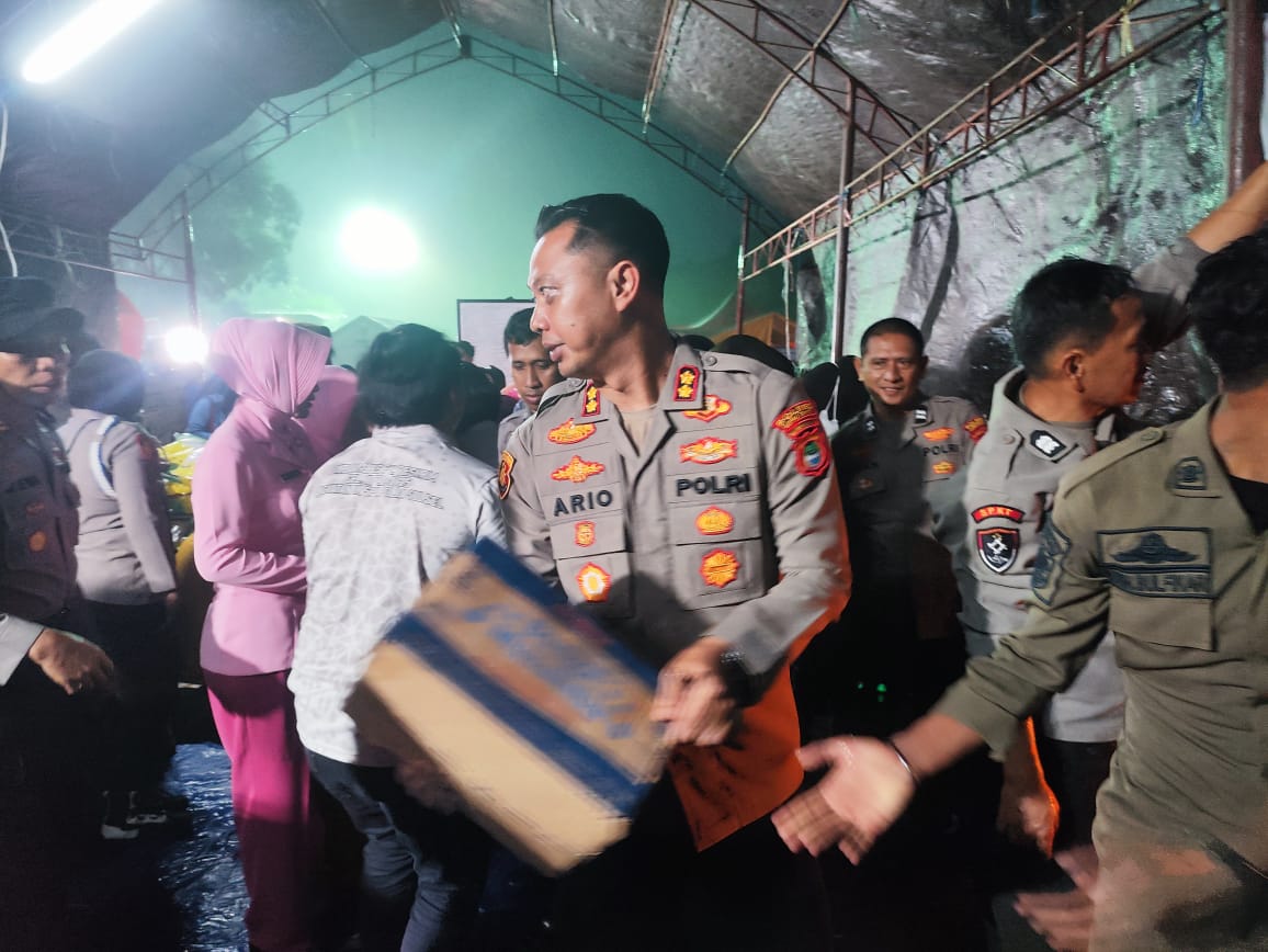 Kapolres Luwu Timur Hadir di Tengah Warga, Bantu Korban Kebakaran Sorowako