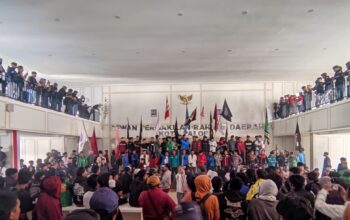 Ricuh Demo Mahasiswa di DPRD Palopo, Polisi Tembakkan Gas Air Mata