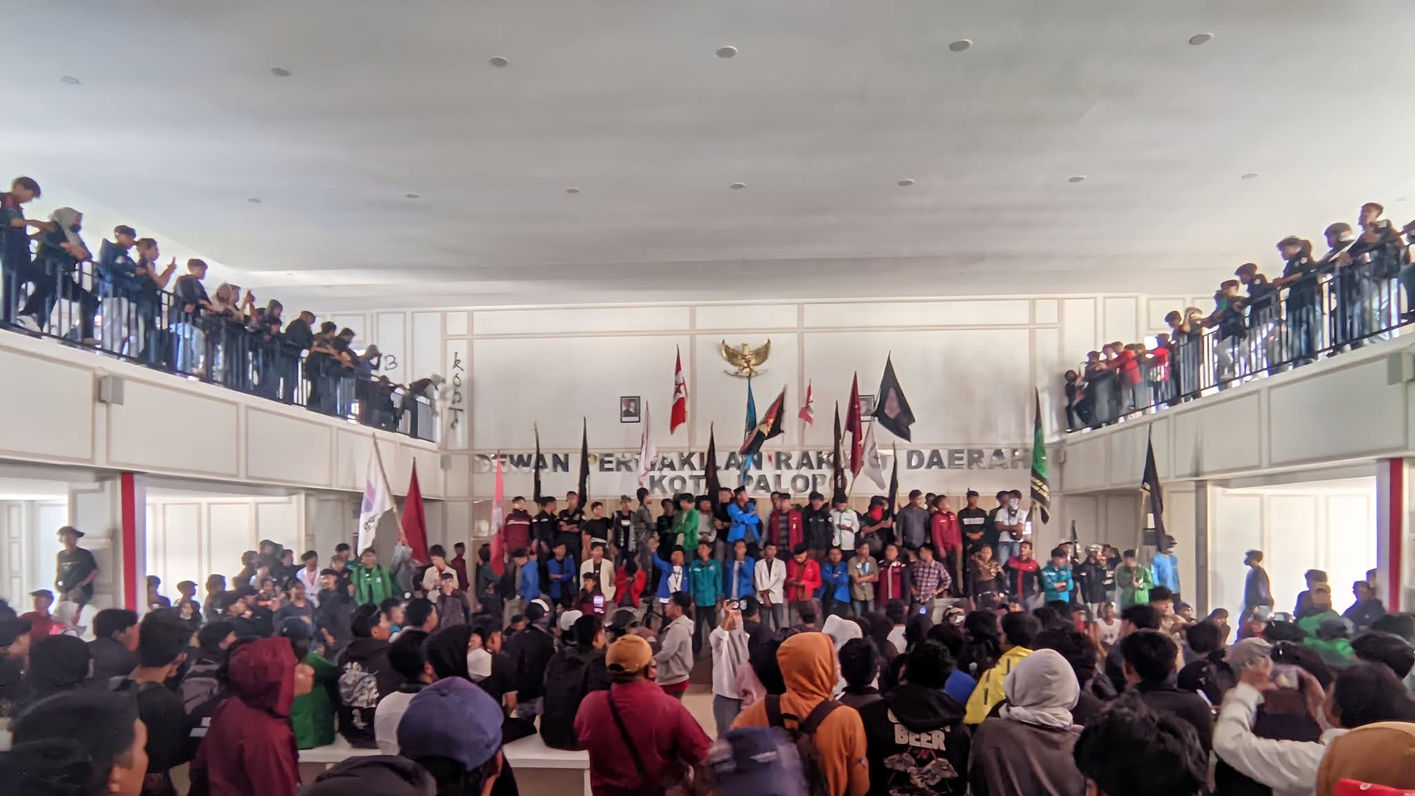 Ricuh Demo Mahasiswa di DPRD Palopo, Polisi Tembakkan Gas Air Mata