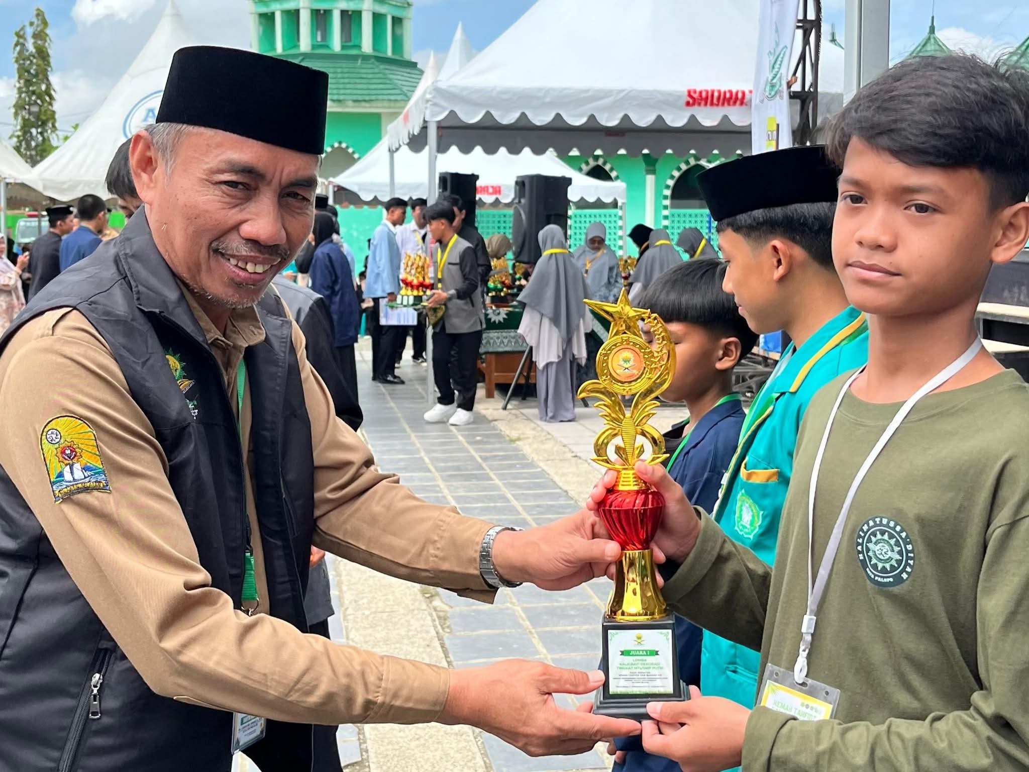 Goressan Indah Santri Palopo Hantarkan Juara 1 Kaligrafi di Sidrap