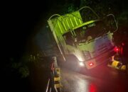 Truk Terperosok di Jembatan Battang Barat, Jalur Poros Palopo–Toraja Macet