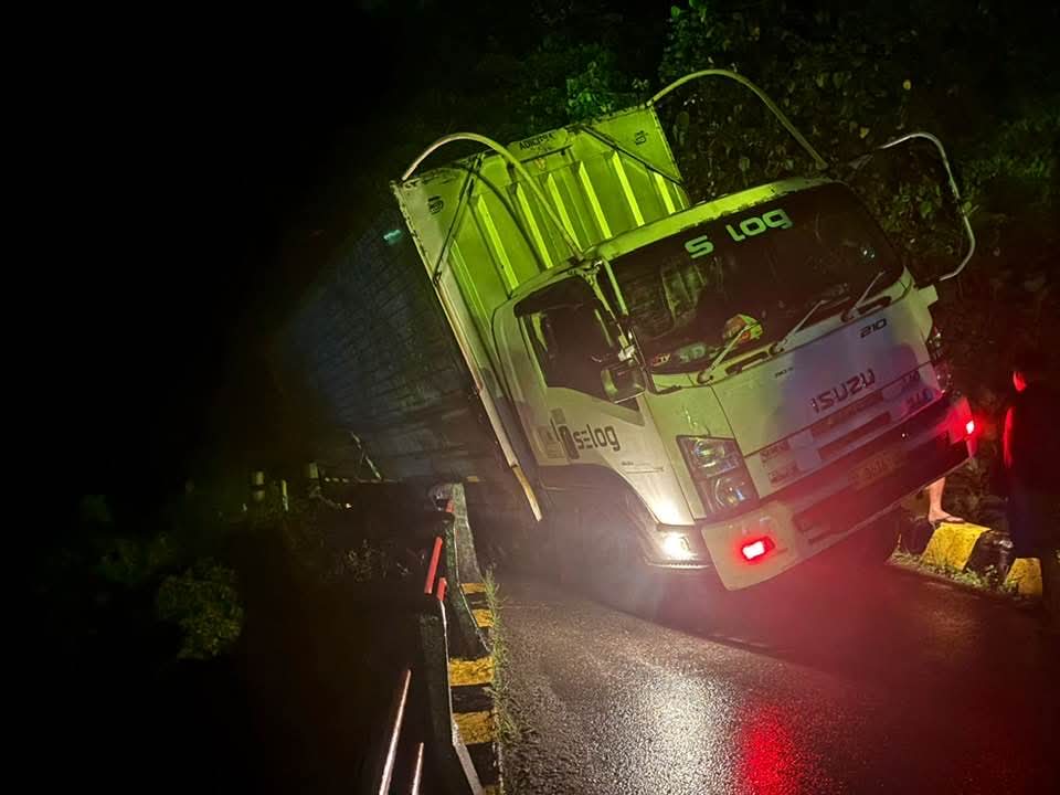 Truk Terperosok di Jembatan Battang Barat, Jalur Poros Palopo–Toraja Macet