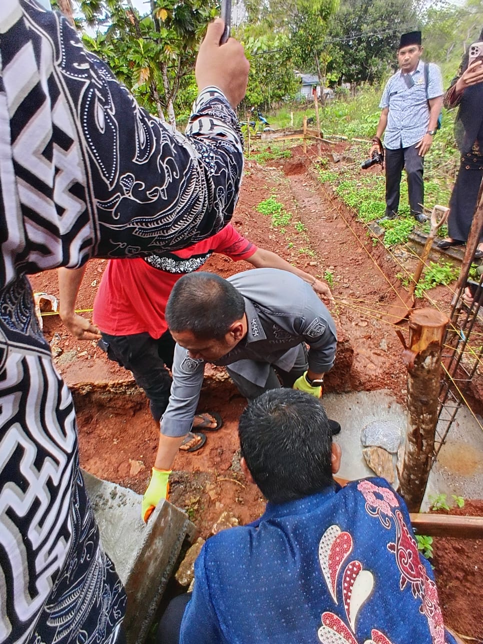 Bupati Luwu Timur Letakkan Batu Pertama Masjid Babul Jihad, Janjikan Bantuan 300 Juta