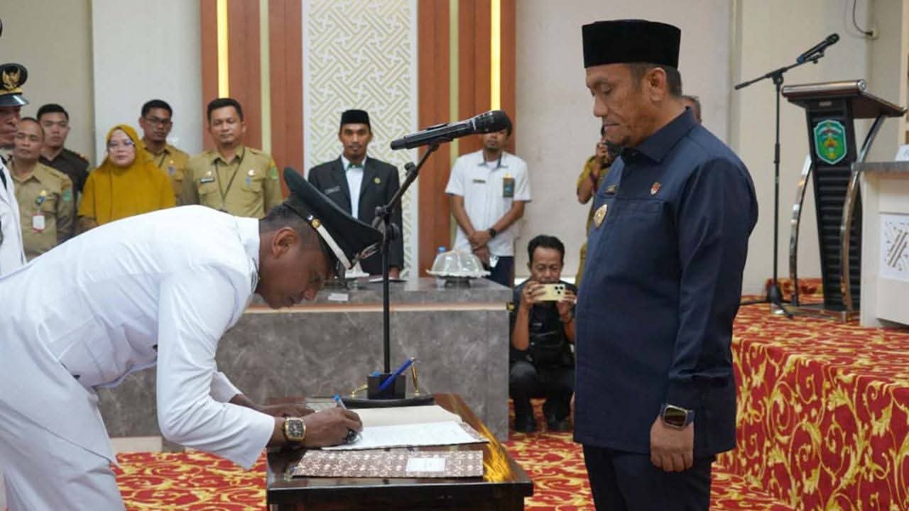 Bupati Irwan Kukuhkan 14 Kepala Desa Luwu Timur, Tegaskan Pelayanan Masyarakat Jadi Prioritas