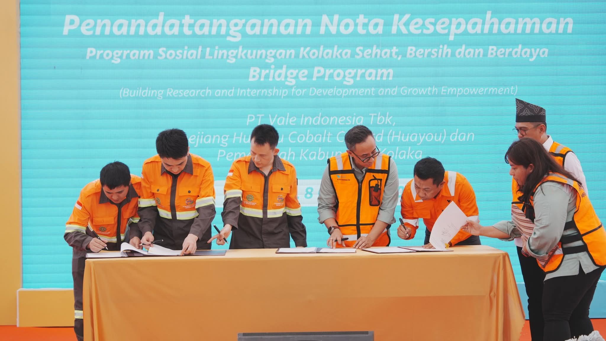 Dukung Program Pemkab Sehat, Bersih dan Berdaya, PT Vale bersama Pemkab Kolaka dan Huayou Teken MoU Strategis