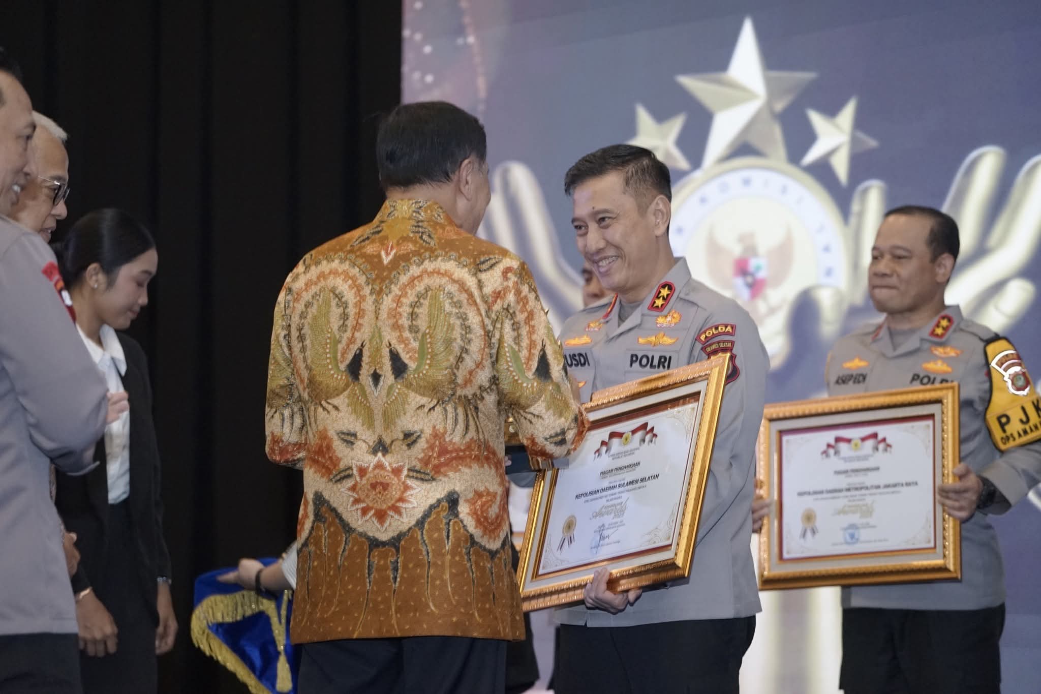 Kapolda Sulsel Irjen Rusdi Hartono Kembali Raih Penghargaan Nasional di Kompolnas Awards 2025
