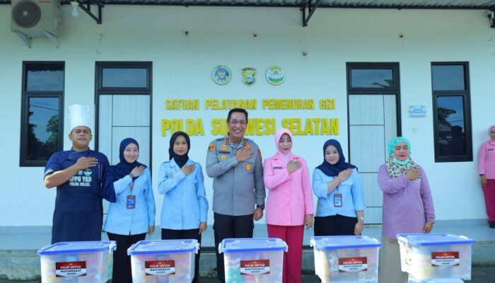 Kapolda Sulsel Irjen Pol. Djuhandhani Didampingi Ketua Bhayangkari Daerah Tinjau Program Gizi SPPG YKB Polda Sulsel