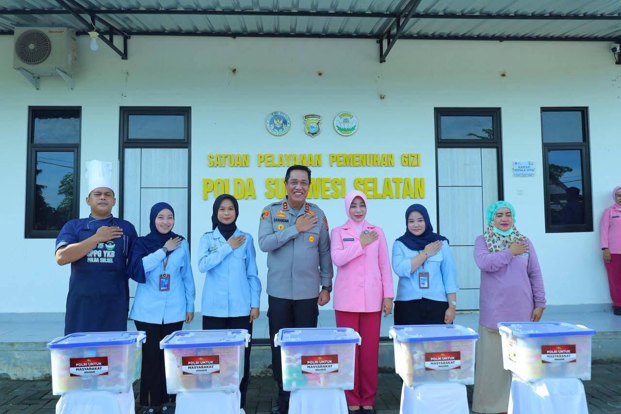 Kapolda Sulsel Irjen Pol. Djuhandhani Didampingi Ketua Bhayangkari Daerah Tinjau Program Gizi SPPG YKB Polda Sulsel