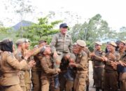 Bupati Irwan Sematkan Baret kepada 80 Anggota Satpol PP Lutim Usai Pelatihan Kesamaptaan