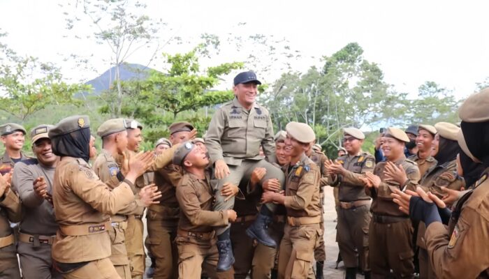 Bupati Irwan Sematkan Baret kepada 80 Anggota Satpol PP Lutim Usai Pelatihan Kesamaptaan
