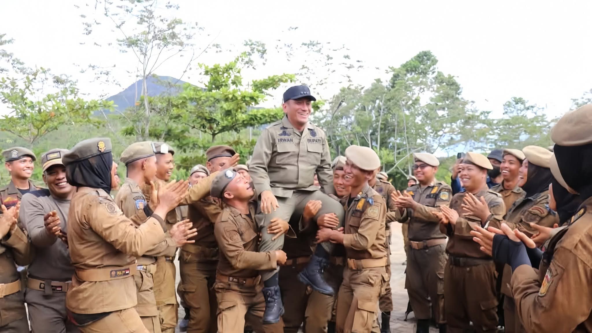 Bupati Irwan Sematkan Baret kepada 80 Anggota Satpol PP Lutim Usai Pelatihan Kesamaptaan