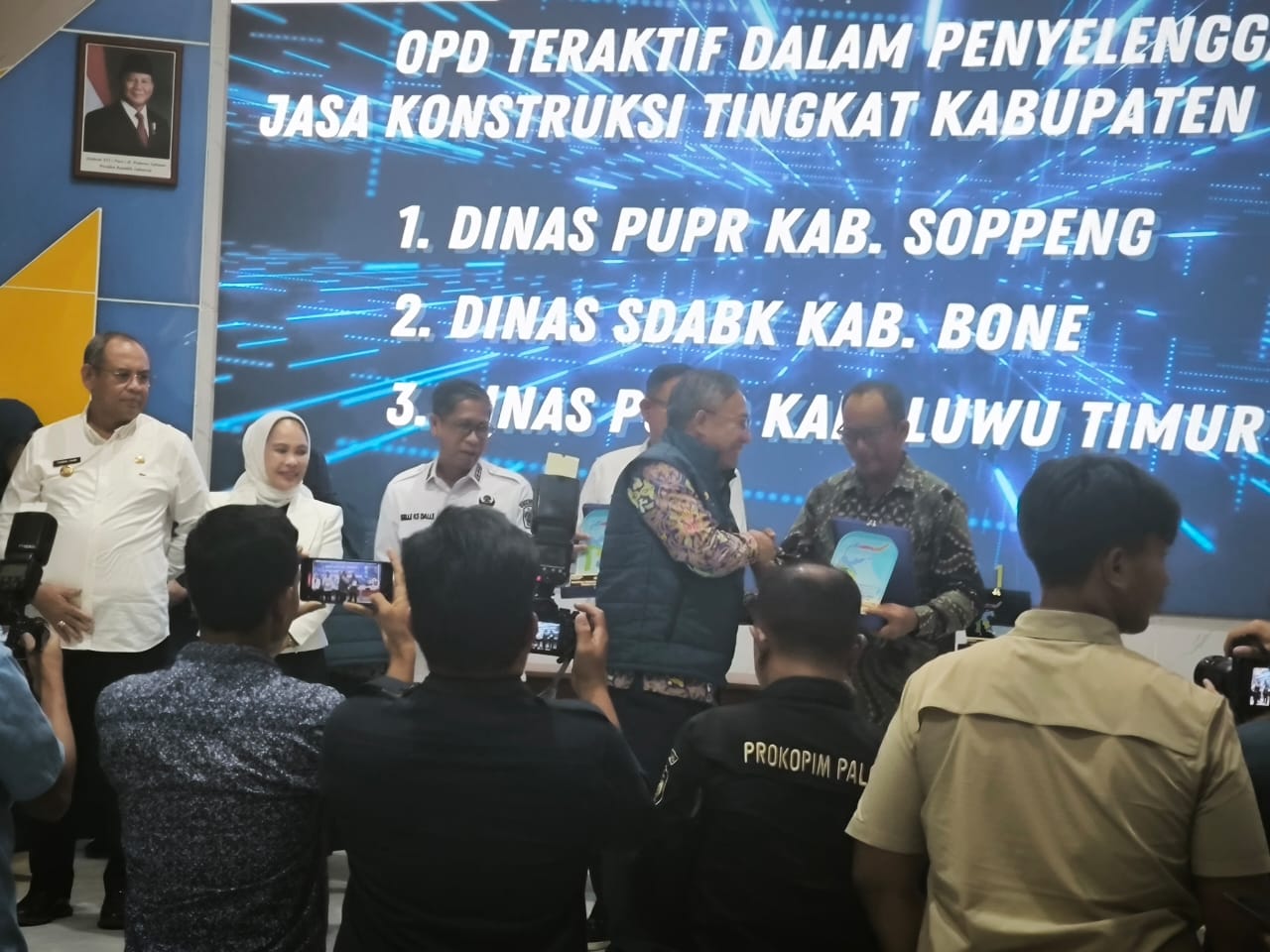 Dinas PUPR Luwu Timur Raih Peringkat 3 Terbaik Layanan Jasa Konstruksi Se-Sulawesi, Bukti Peningkatan Kualitas!