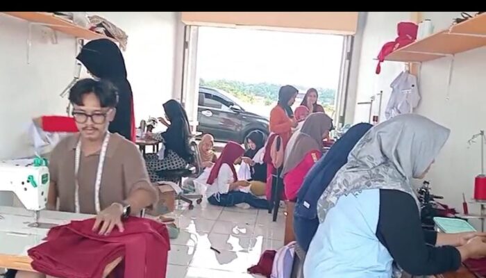 Kelompok Penjahit di Luwu Timur Panen Berkah Seragam Sekolah Gratis, Pak Ibas Kasih Ki Rezeki’