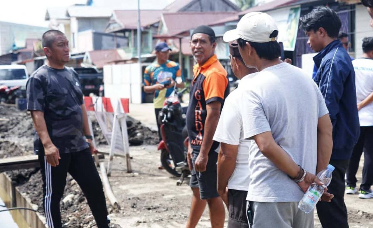 Bupati Luwu Timur Tinjau Progres Drainase Pasar Malili, Tekankan Kerapian dan Ketertiban Kawasan